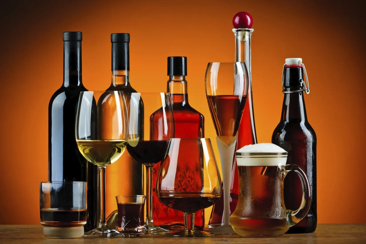 Garrafas em linha de produção de bebidas